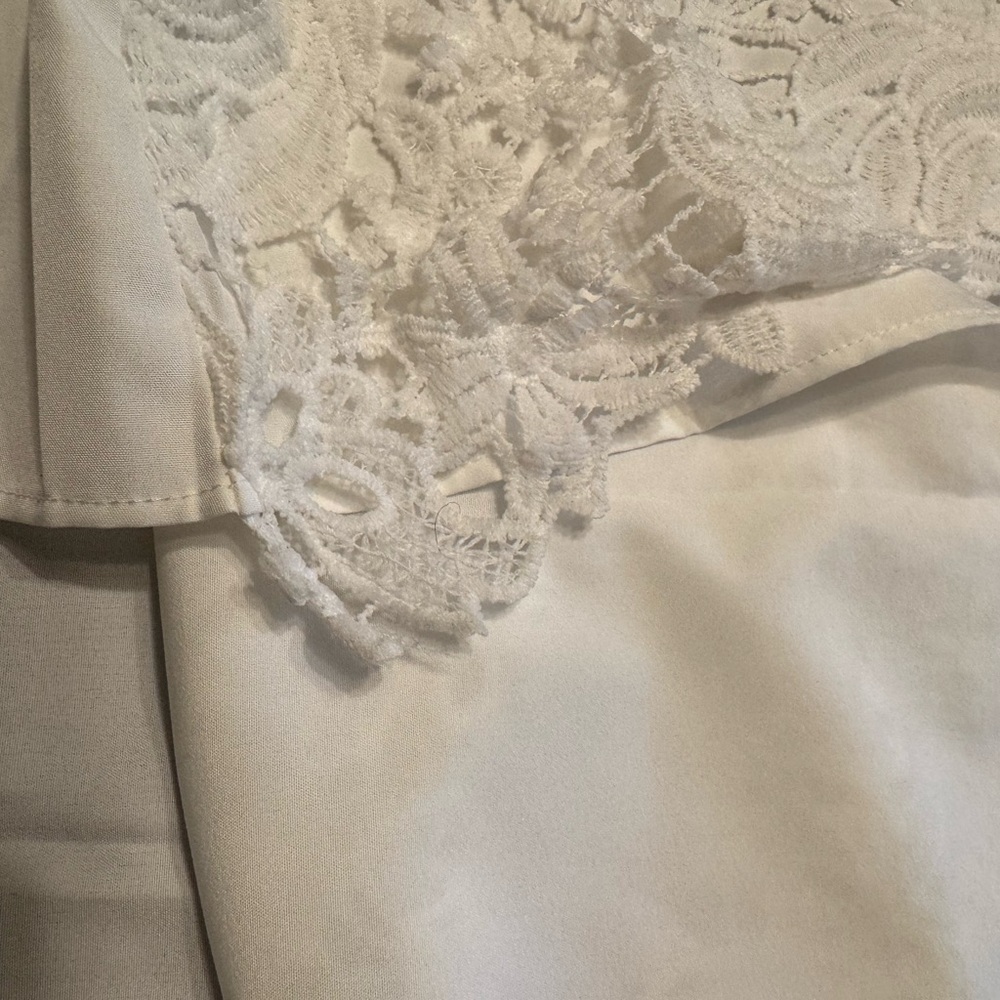 Elegant White Lined Lace Blouse - Picture 3 of 5